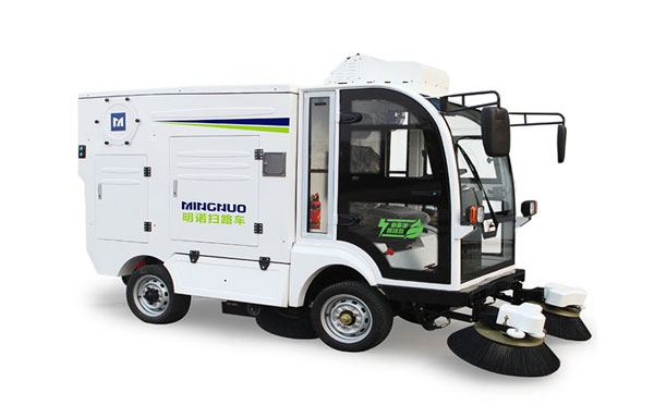 彭阳四轮扫路车MN-S1800配备240L标准垃圾桶